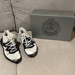 Mens Nike Kyrie 5 Oreos-Size 9.5